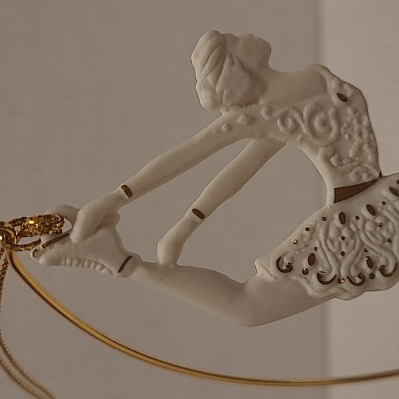 Vintage Wedgwood White Jasper Figure Skater Christmas Ornament in Original Box - Picture 11 of 16